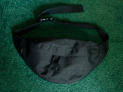 Iso musta vyölaukku 40 x 22 cm