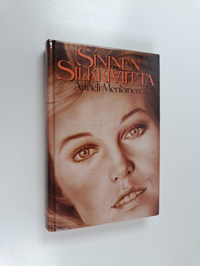 Anneli Meriläinen : Sininen silkkiviitta