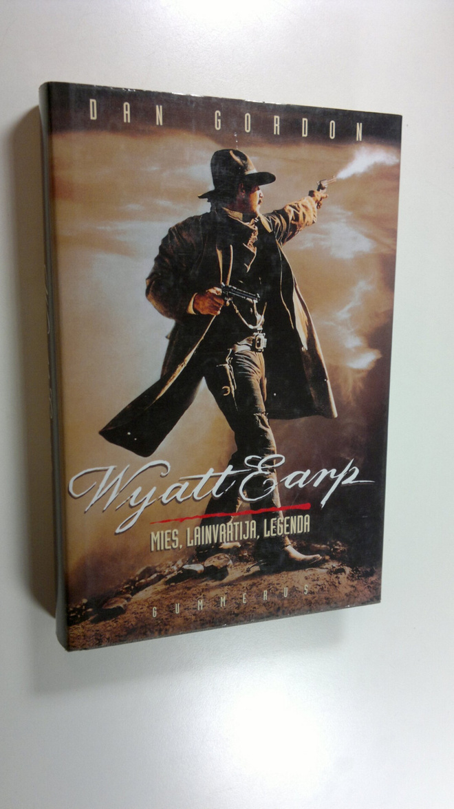 Dan Gordon : Wyatt Earp : mies, lainvartija, legenda