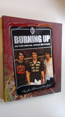 Joe Jonas ym. : Burning up : on tour with the Jonas Brothers