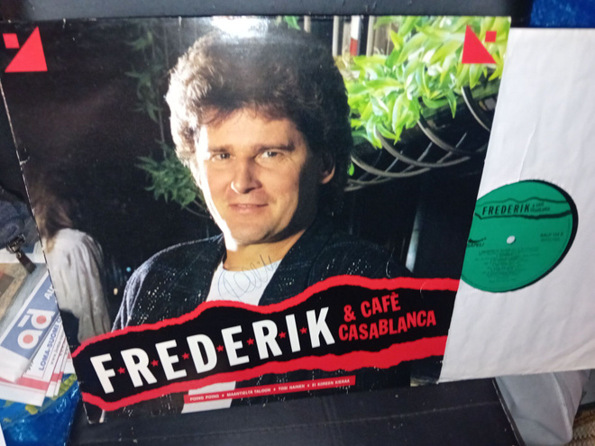 LP FREDERIK  & CAFE CASABLANCA ( SIGNED  ) SIS POSTIKULU