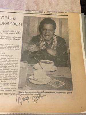 Wayne Shorter nimikirjoitus lehtileikkeessä