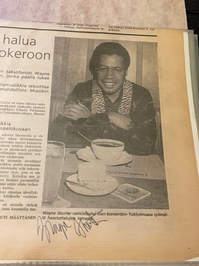 Wayne Shorter nimikirjoitus lehtileikkeessä