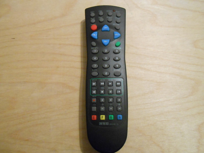 NSE URC22B-7A yleiskaukosäädin TV, VCR, SAT, CBL, AUX