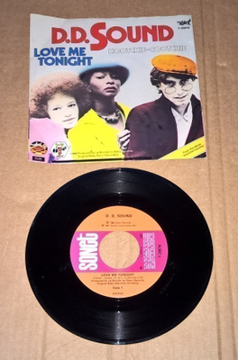 D.D.SOUND LOVE ME TONIGHT / HOOTCHIE-COOTCHIE 7" SINGLE