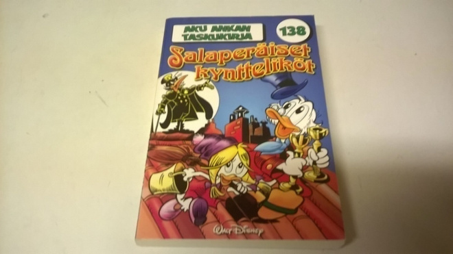 Aku Ankan taskukirja 138 Salaperäiset kyntteliköt