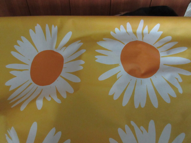 MARIMEKKO AURINGONKUKKA AKRYYLIPINNOITETTU KANGAS 235 CM