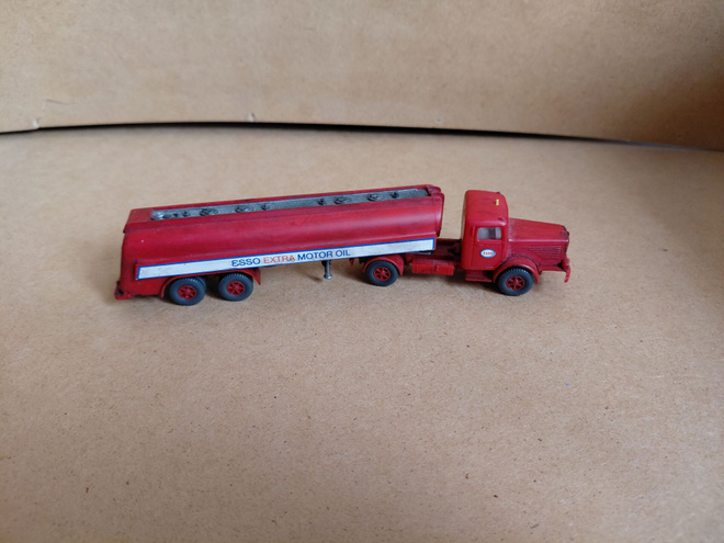 Büssing	8000 Typ 3 	Säiliöauto	1975	punainen		1:87	Wiking