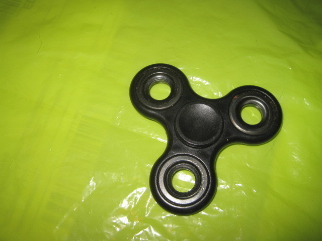 Fidget spinner musta (+)