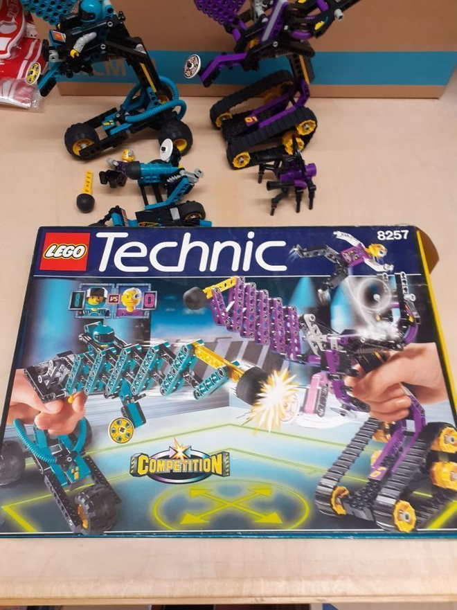 LEGO CLASSIC 8257 CYBER STRIKERS  - HEAD HUNTER STORE.