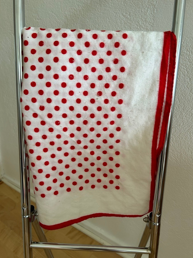 Puna-valkoinen vintage huivi ( 74 x 74 cm )