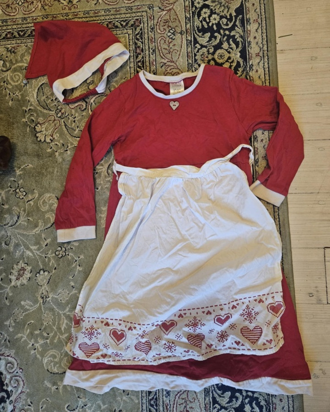 Tonttumekko essulla ja hilkalla 110/116