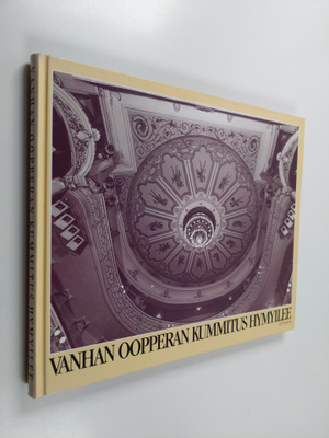 Vanhan oopperan kummitus hymyilee