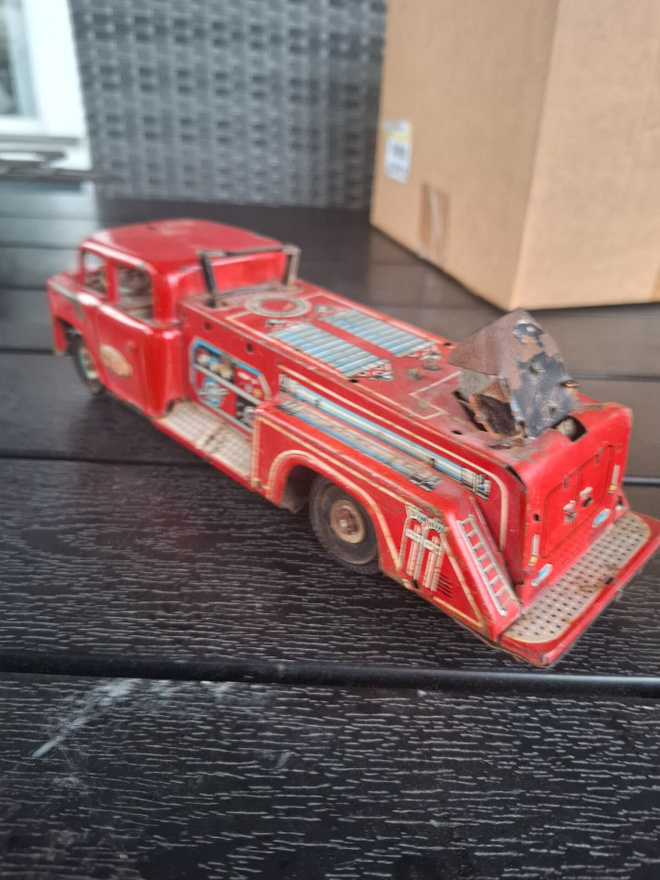 Vanha peltinen paloauto