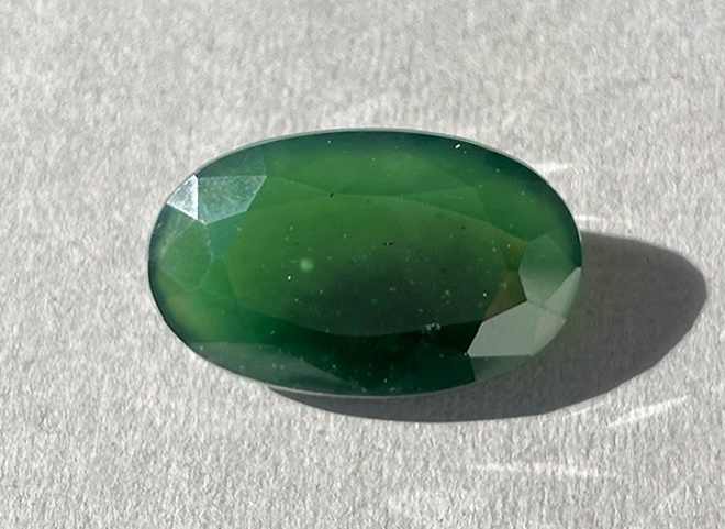 Serpentiini 59.79 ct suuri hyvä medium saturoitunut vihreä