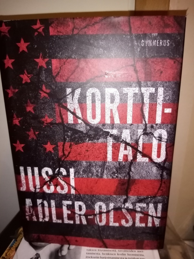 ADLER-OLSEN :  KORTTITALO ( SIS POSTIKULU  )