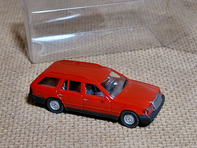 Mercedes-Benz	E230T W124	Farmari	1987	punainen 1:87	Wiking