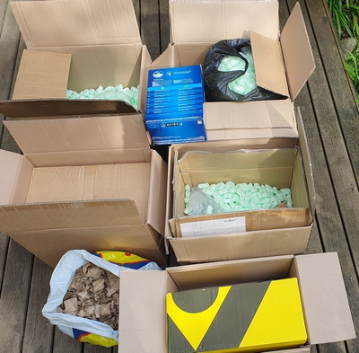 Pahvilaatikoita ja pakkausmateriaalia - yksi tai useita