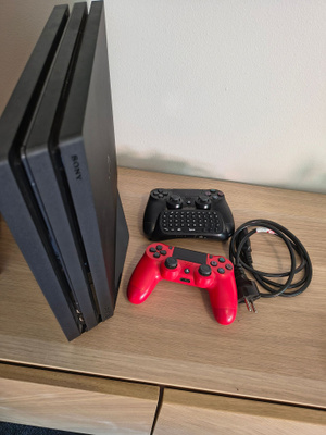 PS4 Pro + 2kpl Dualshock 4 ohjaimia