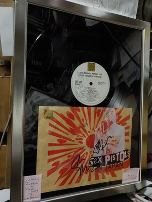 SEX PISTOLS TAULU KOLMELLA NIMMARILLA