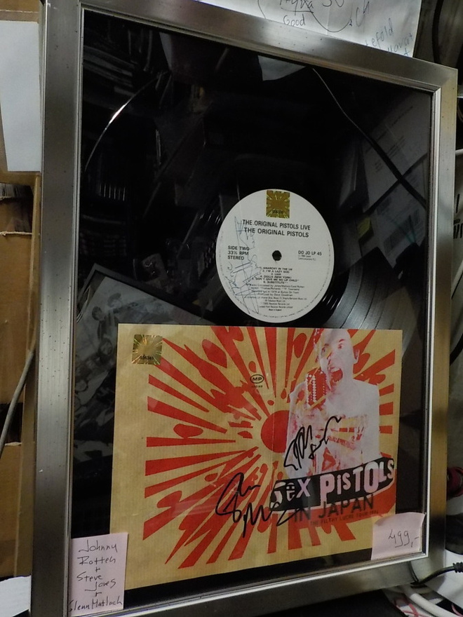 SEX PISTOLS TAULU KOLMELLA NIMMARILLA