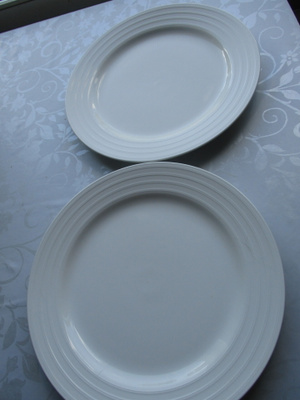 2 KPL KOTIKULTA LAUTASET hlk. 27cm