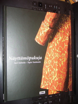 Salmela - Vanhatalo : Näyttämöpukuja ( 1 p. 2004 ) UUSI