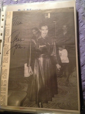Grace Jones lehtikuva nimikirjoituksella