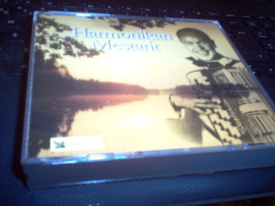 4CD : Harmonikan mestarit  ( SIS POSTIKULU  )