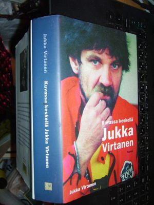 Jukka Virtanen : Kuvassa keskellä ( 1 p. 2003) sis.postikulu