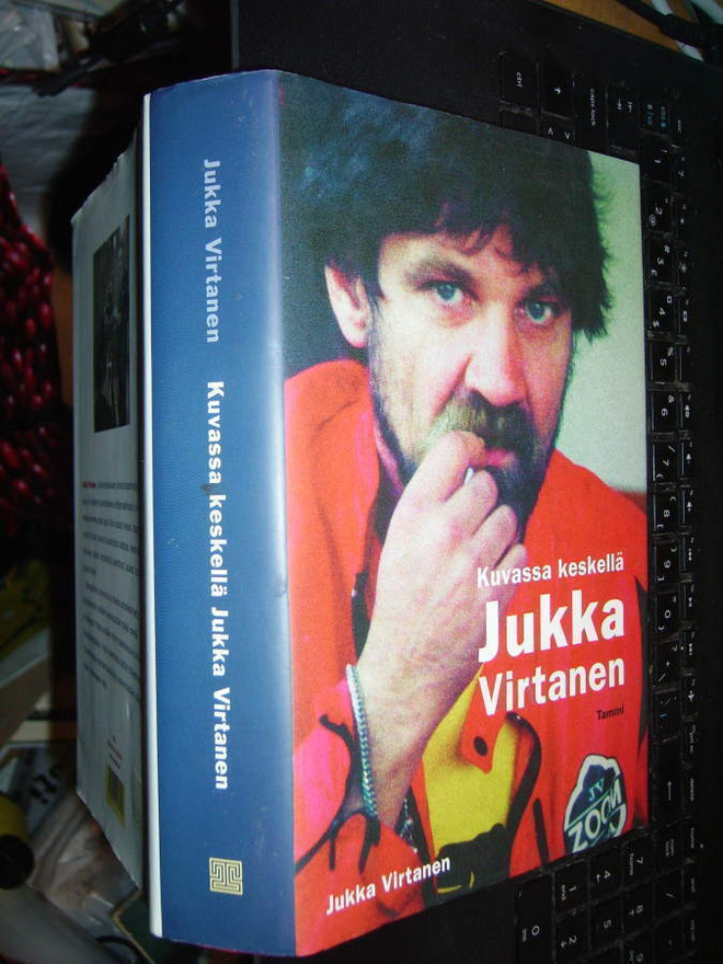 Jukka Virtanen : Kuvassa keskellä ( 1 p. 2003) sis.postikulu