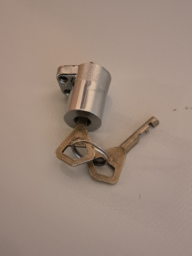 Abloy -avainpesä kahdella avaimella
