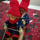 Tonttutyttö ja -poika kelkkailemassa figuuri - pikkukuva 3