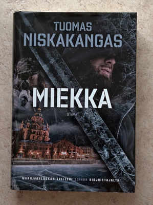 Tuomas Niskakangas: Miekka, sid.
