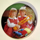 Retro 60-luvun peltirasia - tytöt lankavyyhtien kanssa :) - pikkukuva 2