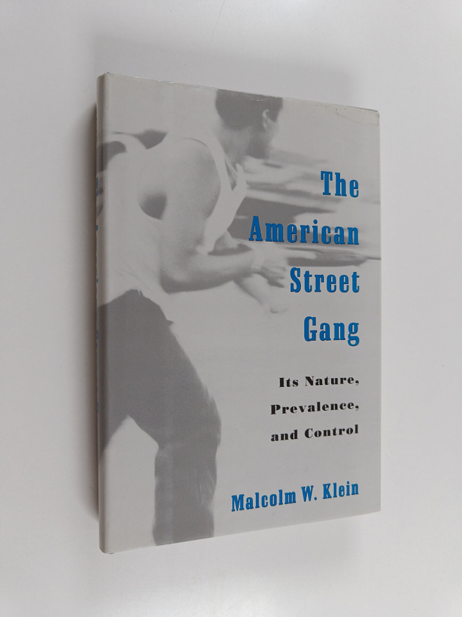 Malcolm W. Klein : The American street gang : its nature,...