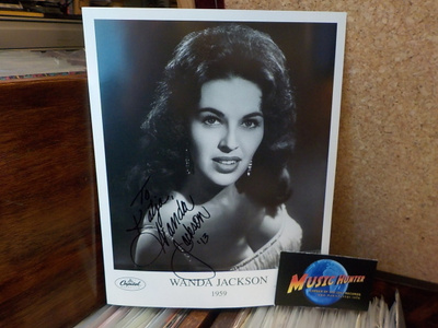 WANDA JACKSON NIMIKIRJOITUS