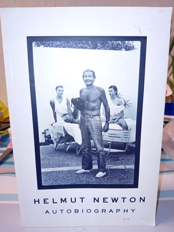 Helmut Newton  : Autobiography ( SIS POSTIKULU  )