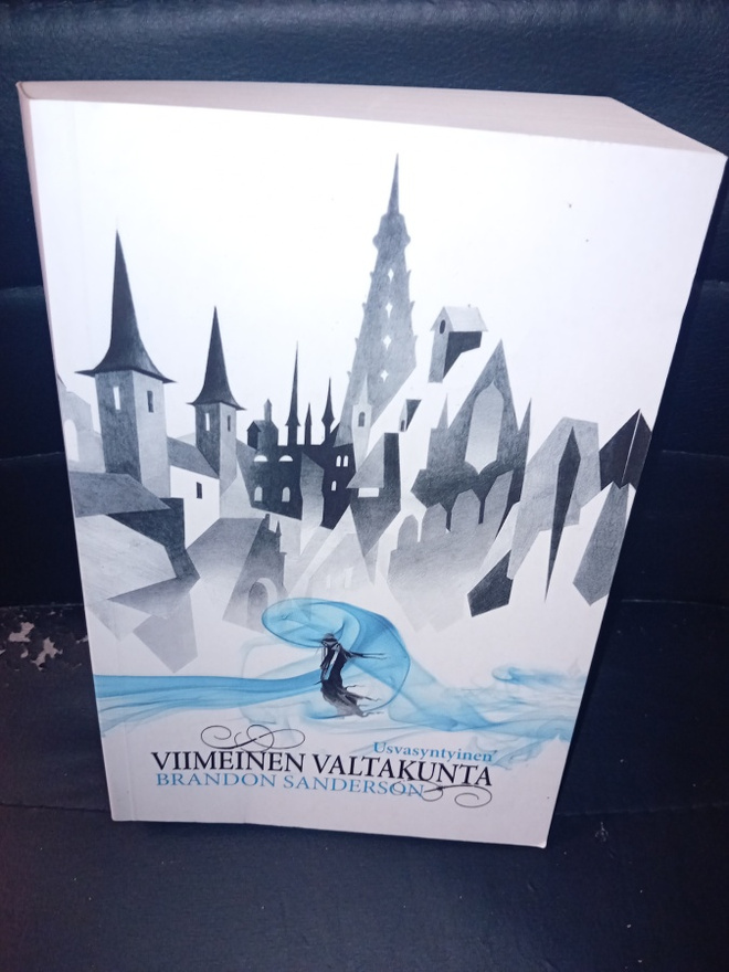 Brandon Sanderson : Viimeinen valtakunta I ( SIS POSTIKULU