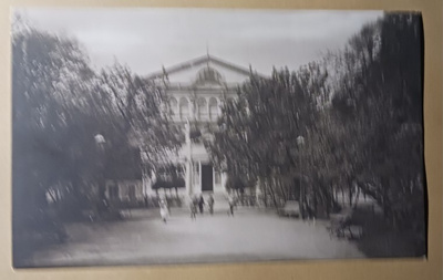 Helsinki, Oopperakellari, lapsia telmimässä etualalla, ei p.
