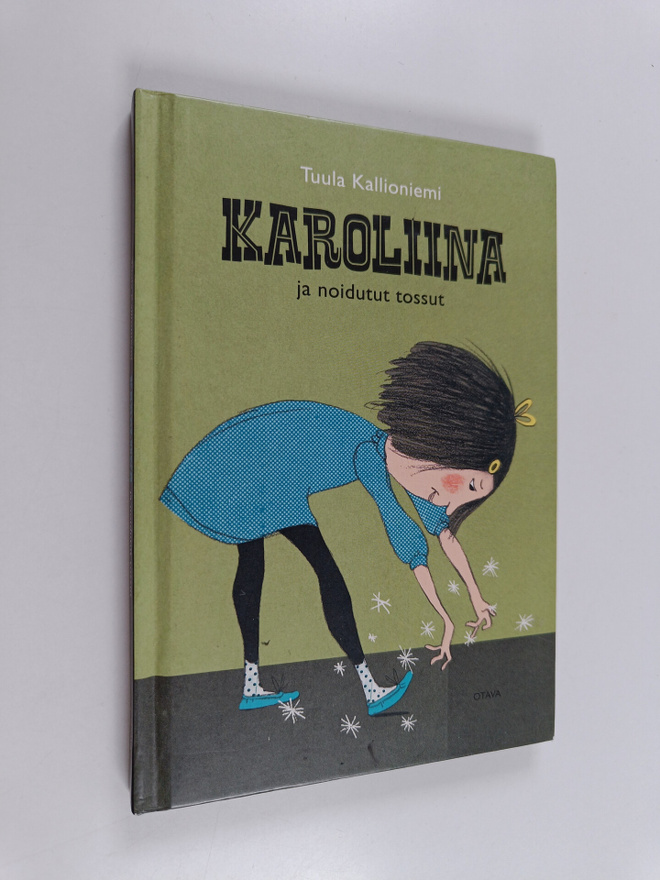 Tuula Kallioniemi : Karoliina ja noidutut tossut