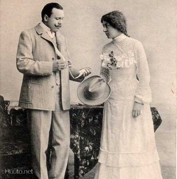 RAKKAUS / Mies esittelee solmiotaan tytölle. 1900-l.