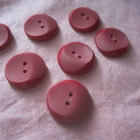 Punaiset Muoviset Napit 7 kpl halkaisija 2,4 cm - pikkukuva 3