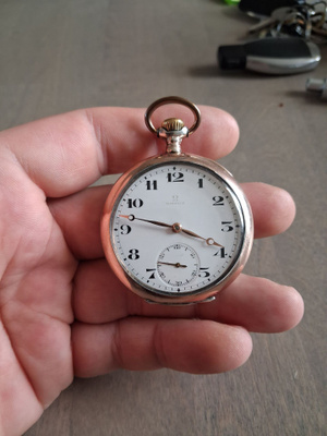 omega vedettävä hopea taskukello