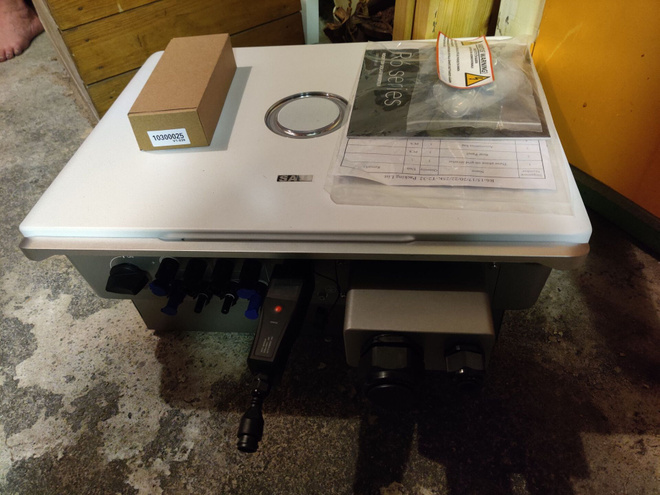 Invertteri SAJ R6-17K-T2-32