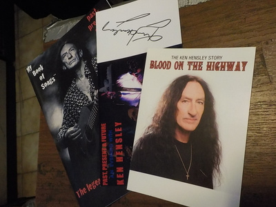 KEN HENSLEY FANI LEHTI + 2 POSTIKORTTIA + NIMMARI
