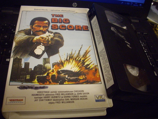 VHS : Chicagon Huumesota - The Big Score ( Sis. postikulut )
