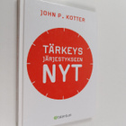 John P. Kotter : Tärkeys järjestykseen. Nyt - pikkukuva 1