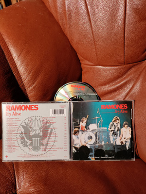 RAMONES -it's alive CD.