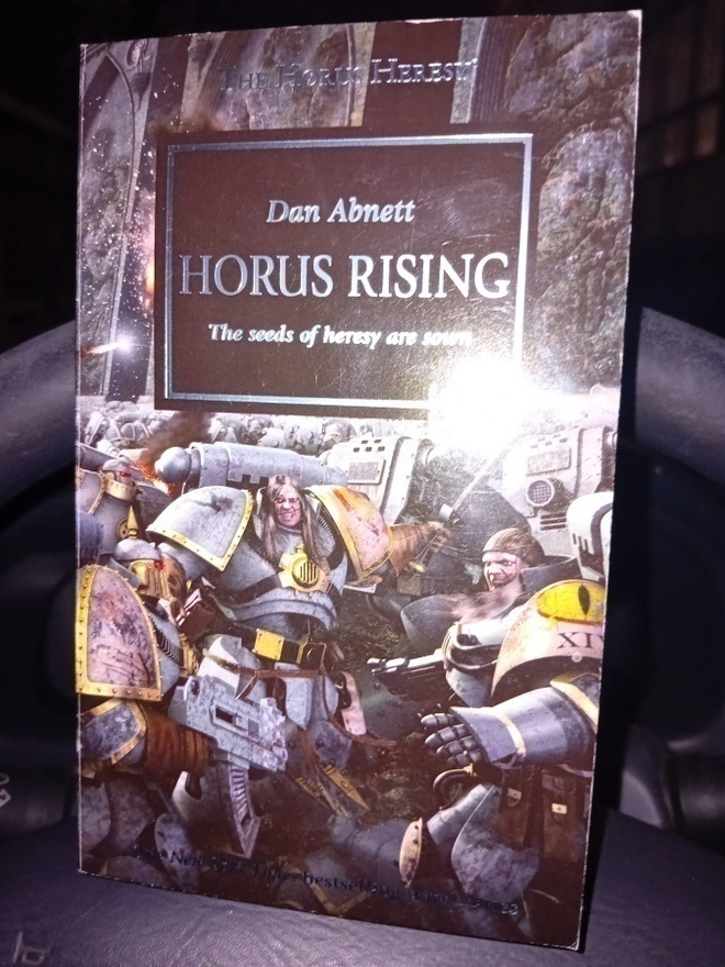Abnett :  Horus rising ( SIS POSTIKULU)